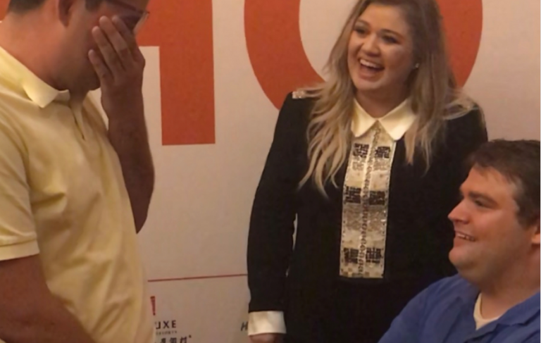 Kelly Clarkson Helps Guy Propose To His Boyfriend