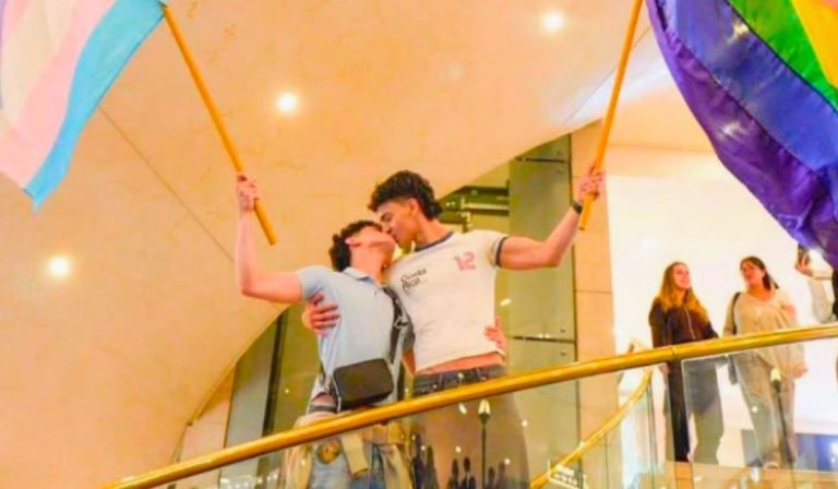 A Gay Couple Was Warned For Kissing At A Bogotá Mall, So The Community Kissed Back